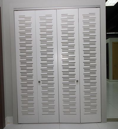 Ejemplo de puerta plegable instalada