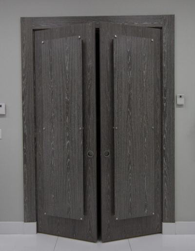 Ejemplo de puerta abatible doble instalada