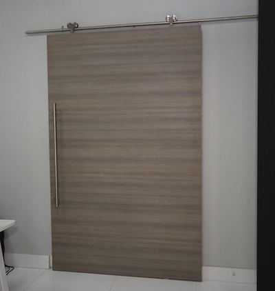 Ejemplo de puerta de granero instalada