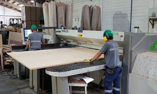 Maquinaria de producción en la planta de Mademeco