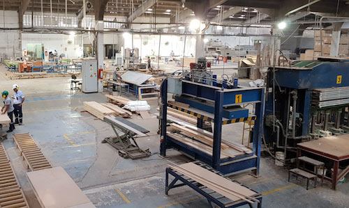 Área de producción de puertas en la planta de Mademeco